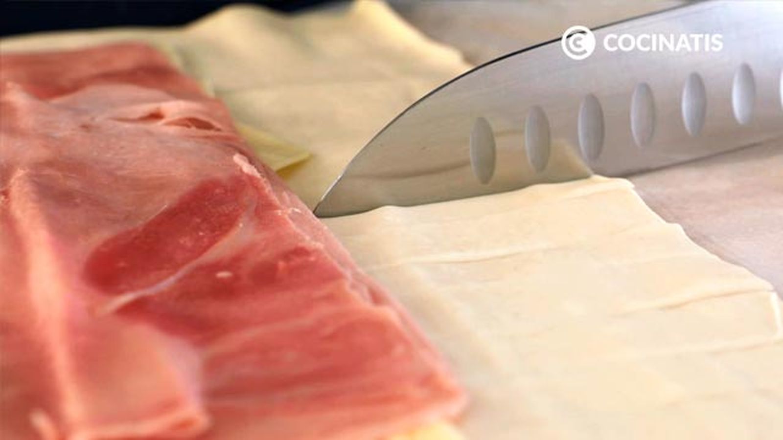 Receta de trenza de hojaldre salada rellena de jamÃ³n y queso  paso 2