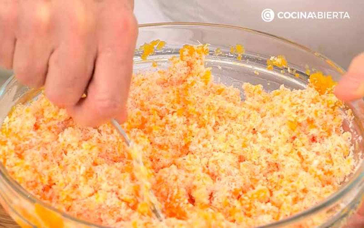 Mezcla el coco rallado con las zanahorias