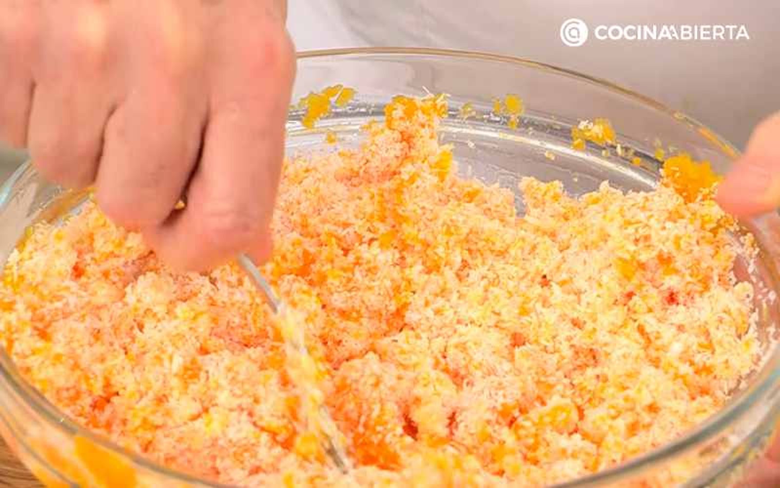 Mezcla el coco rallado con las zanahorias Mezcla el coco rallado con las zanahorias