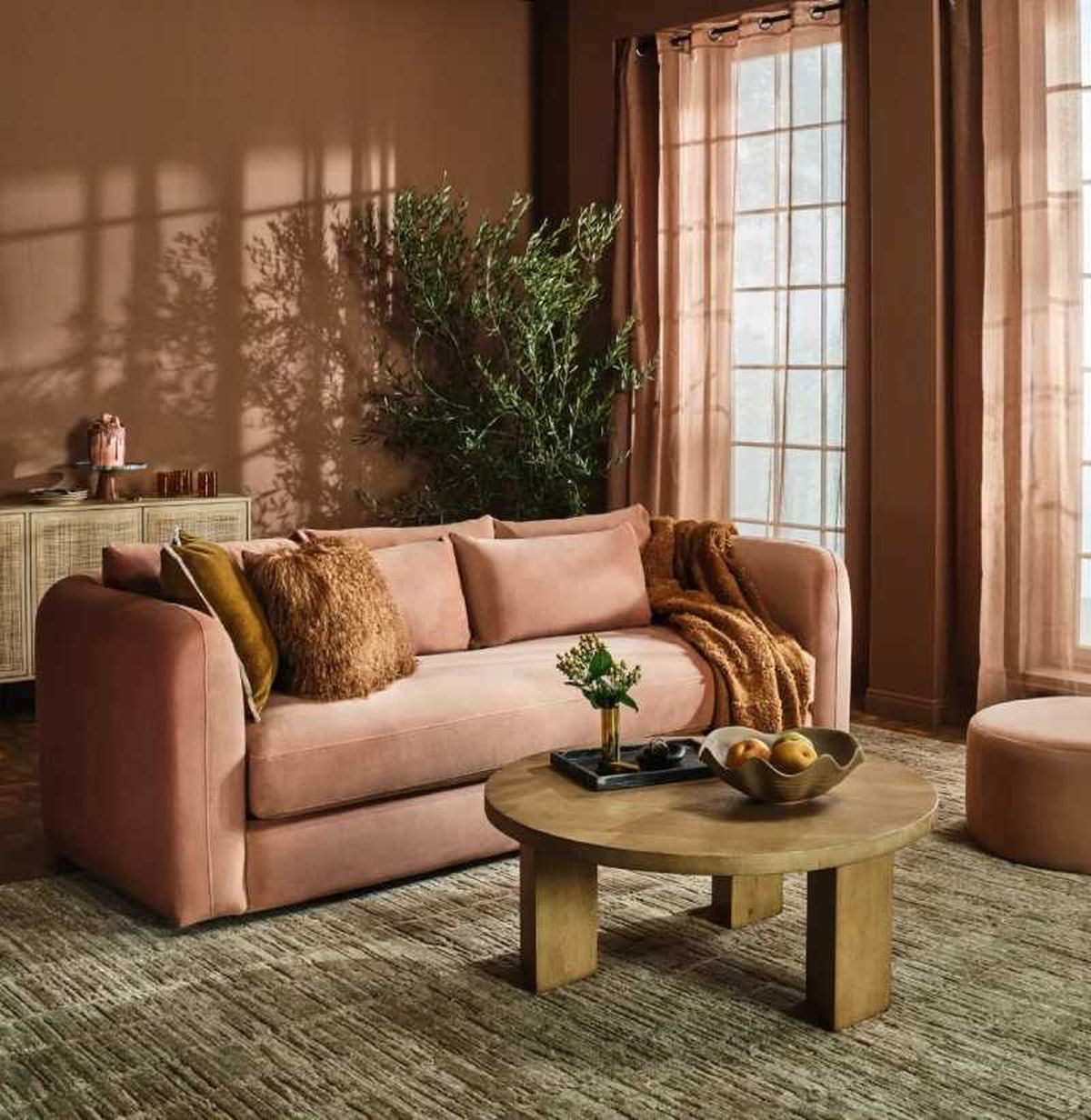 Salón decorado en Mocha Mousse, color Pantone para 2025.