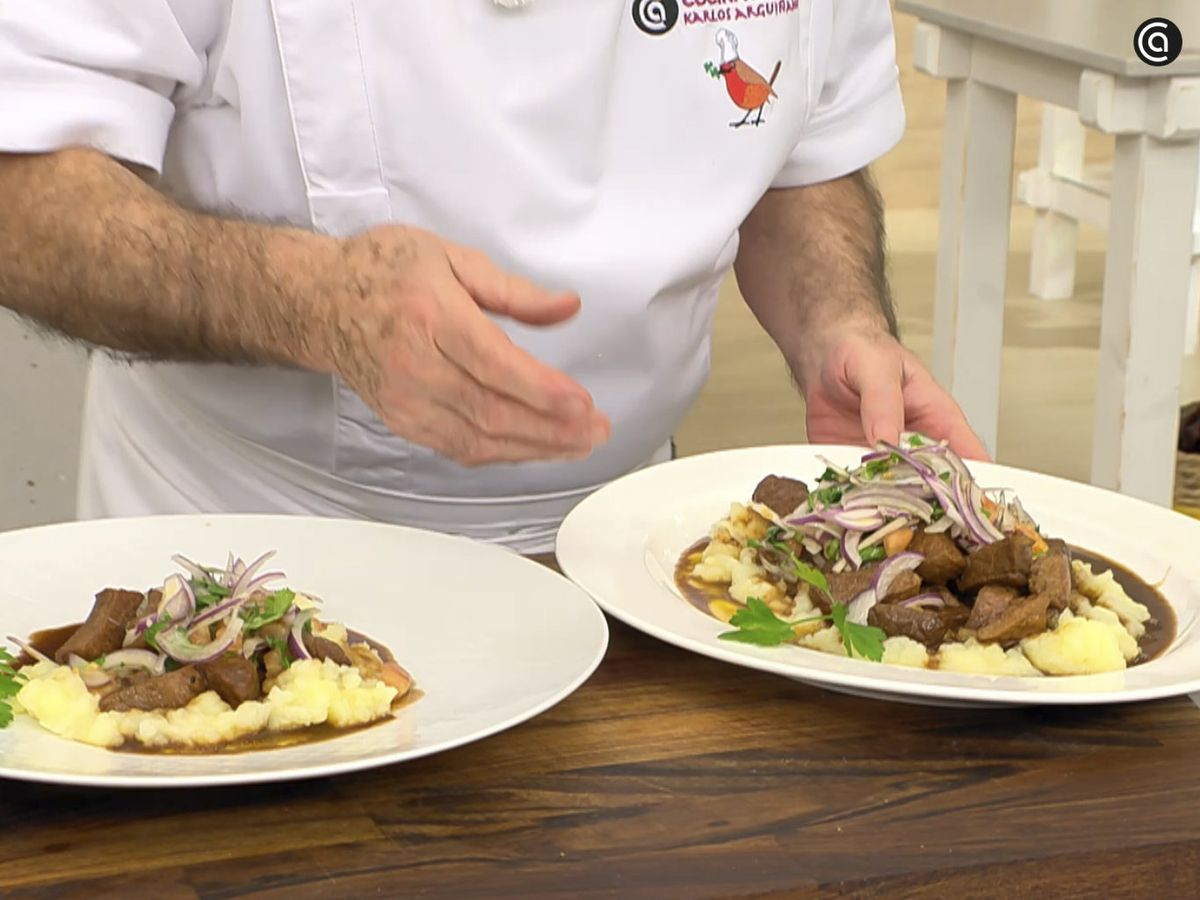 Corona el plato con la vinagreta de cebolla morada y cilantro