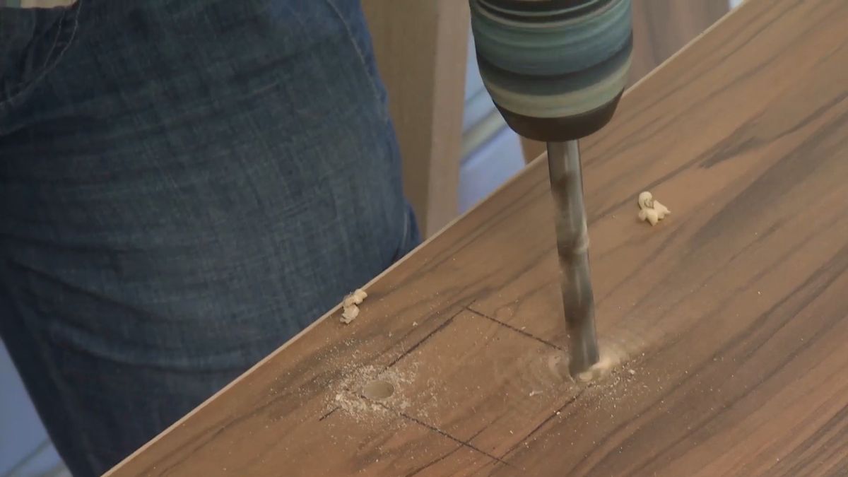 Deco 731 Dormitorio amarillo con friso de madera paso 5