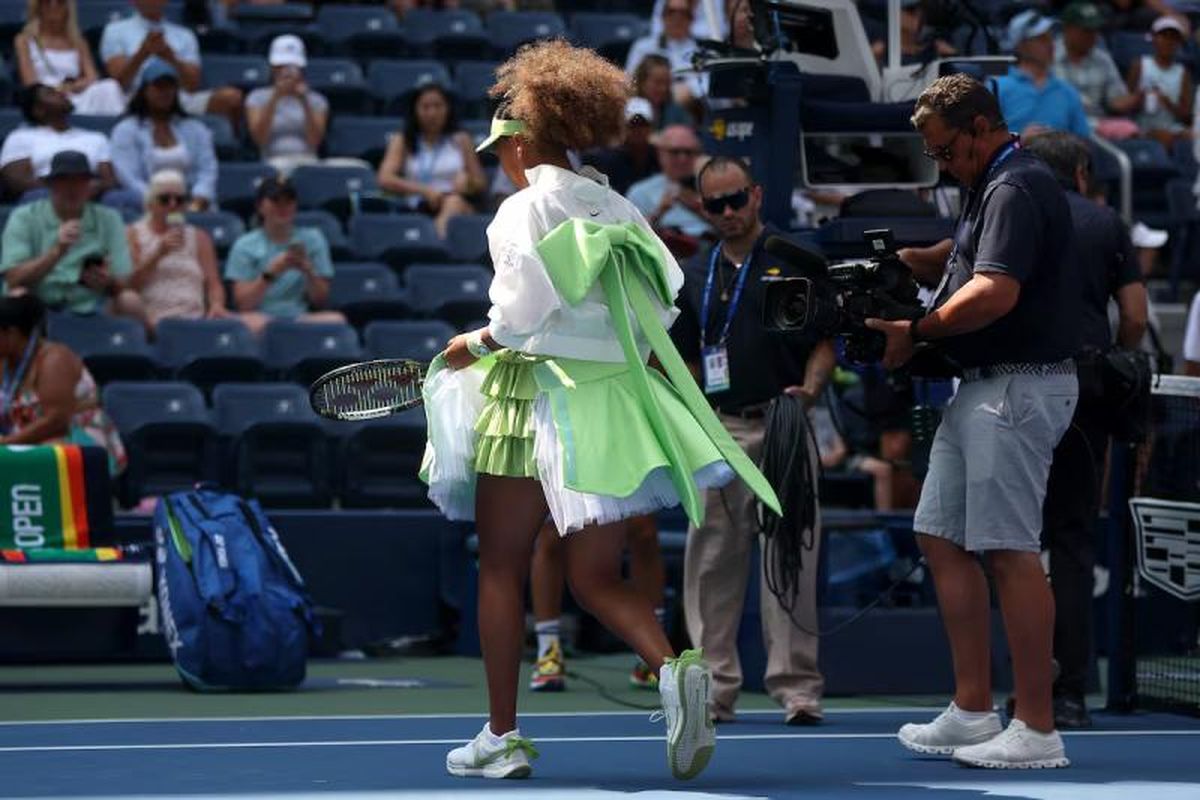 La tenista Naomi Osaka con un look de Nike diseñado por Yoon Ahn