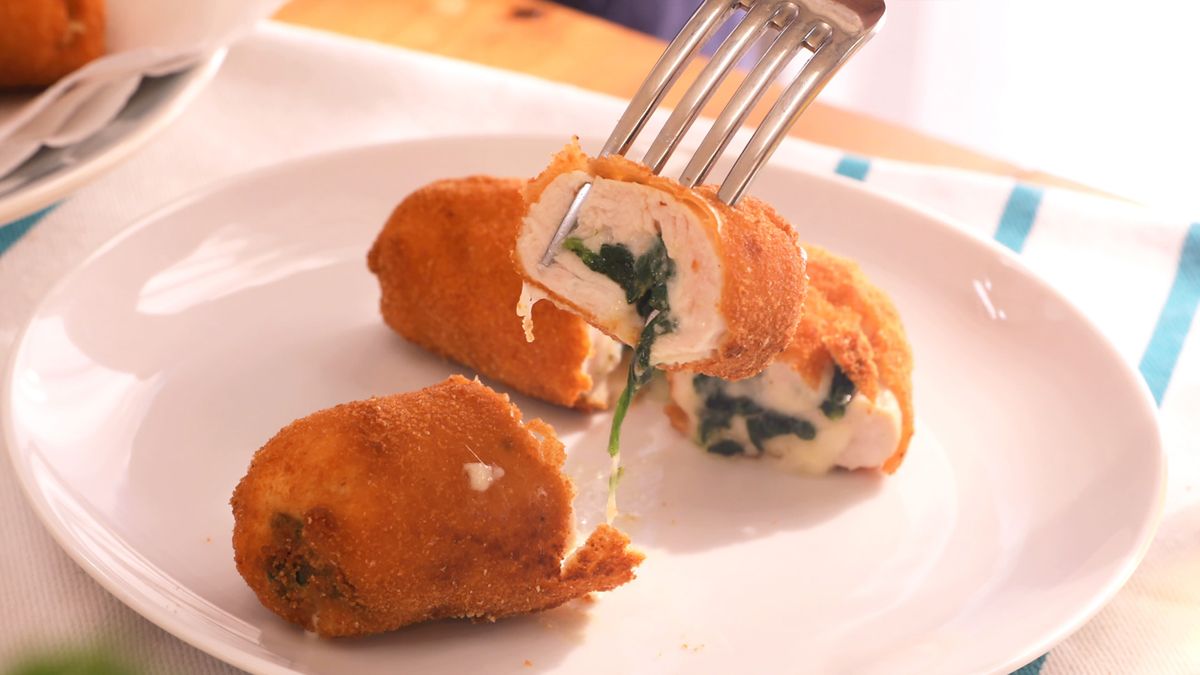 Sirve los rollitos de pollo con espinacas y queso, perfectos para una comida deliciosa y reconfortante