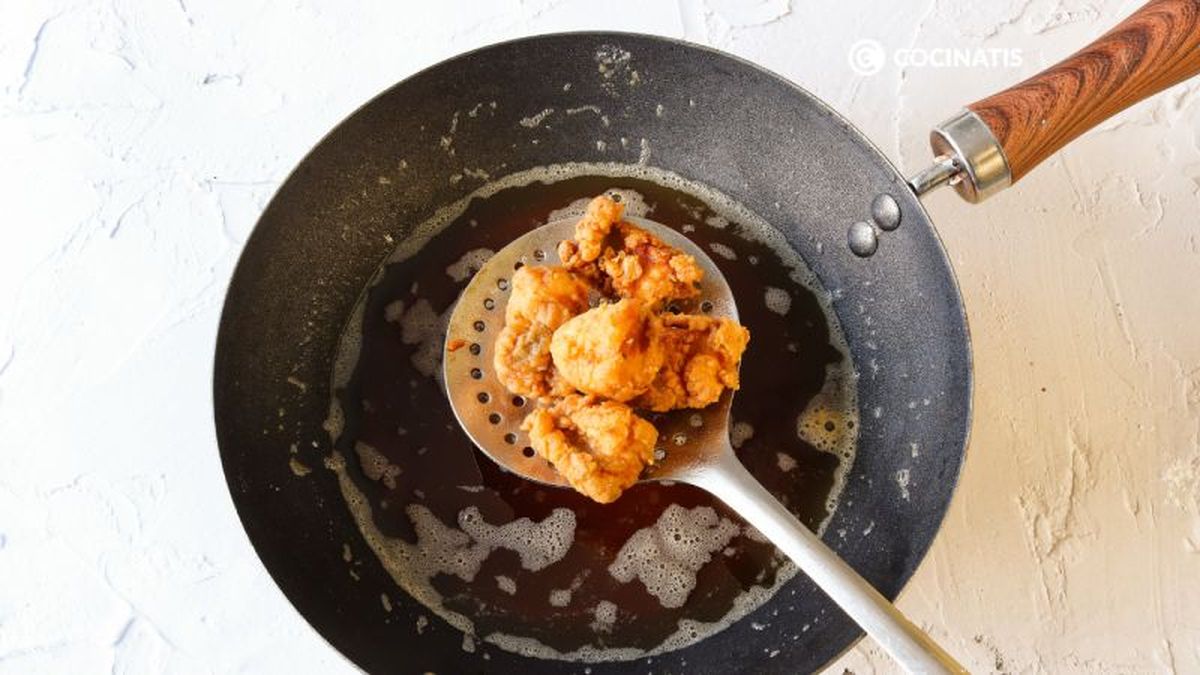 Freímos el cazón enharinado