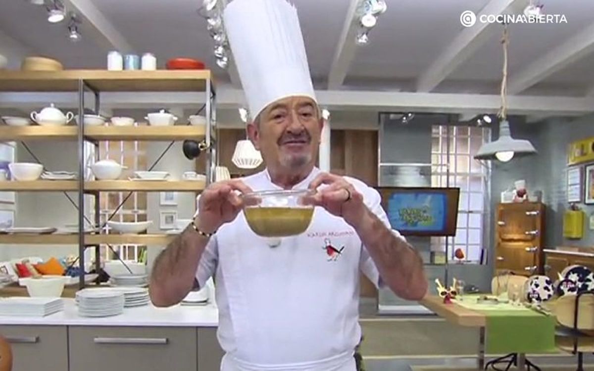 Karlos Arguiñano muestra la cantidad de grasa que ha retirado del guiso