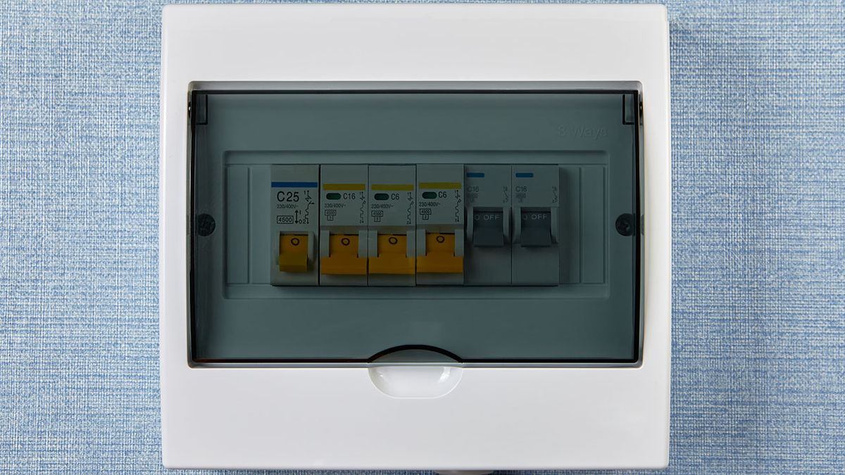 como detectar un cortocircuito en casa y consejos para evitarlo