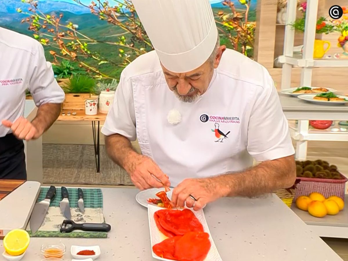 Asa los pimientos, pélalos y quita las semillas