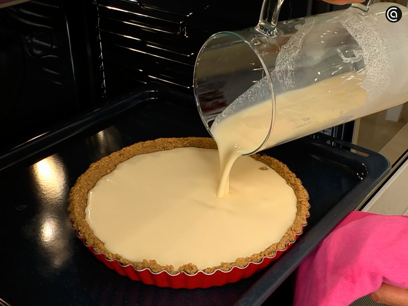 Coloca el relleno sobre la base de galletas