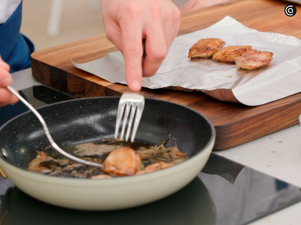Salpimienta las pechugas, cocínalas con mantequilla y tomillo y déjalas reposar