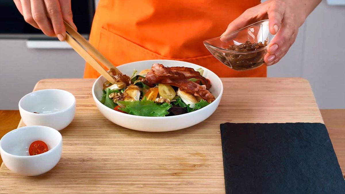 Receta de ensalada templada con queso de cabra, cebolla caramelizada y nueces  paso 4