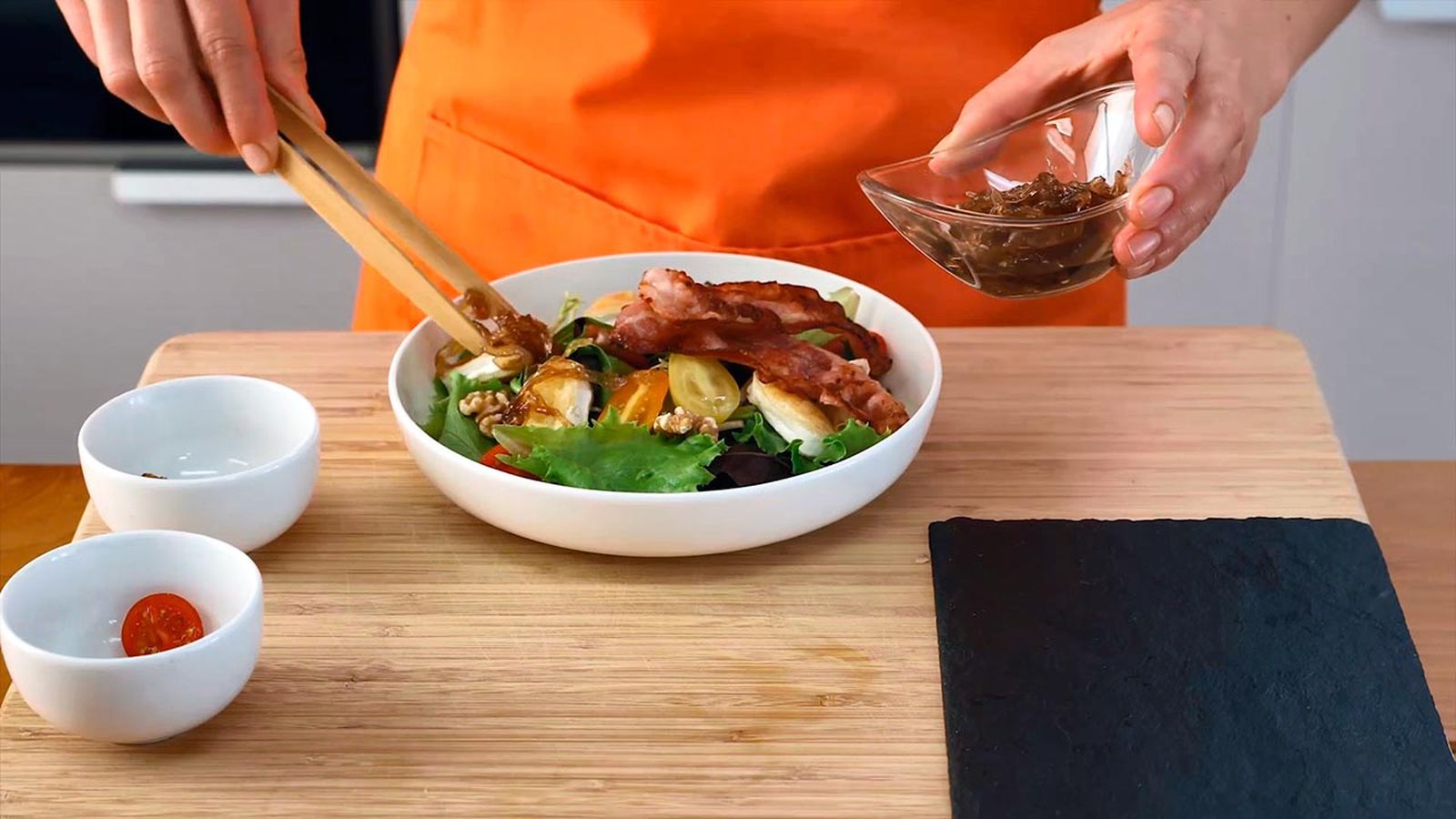Receta de ensalada templada con queso de cabra, cebolla caramelizada y nueces paso 4 Receta de ensalada templada con queso de cabra, cebolla caramelizada y nueces paso 4