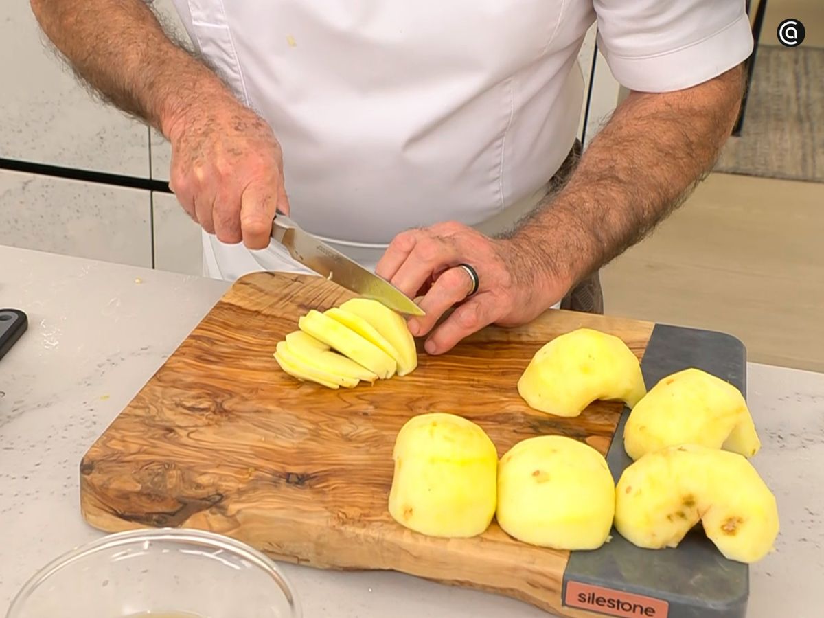 Corta las manzanas en trozos uniformes