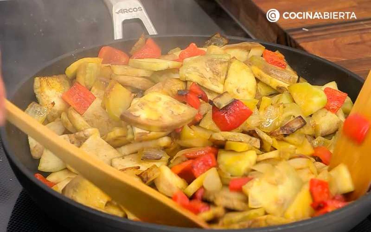 Cocina la cebolla, el pimiento y las berenjenas a fuego medio