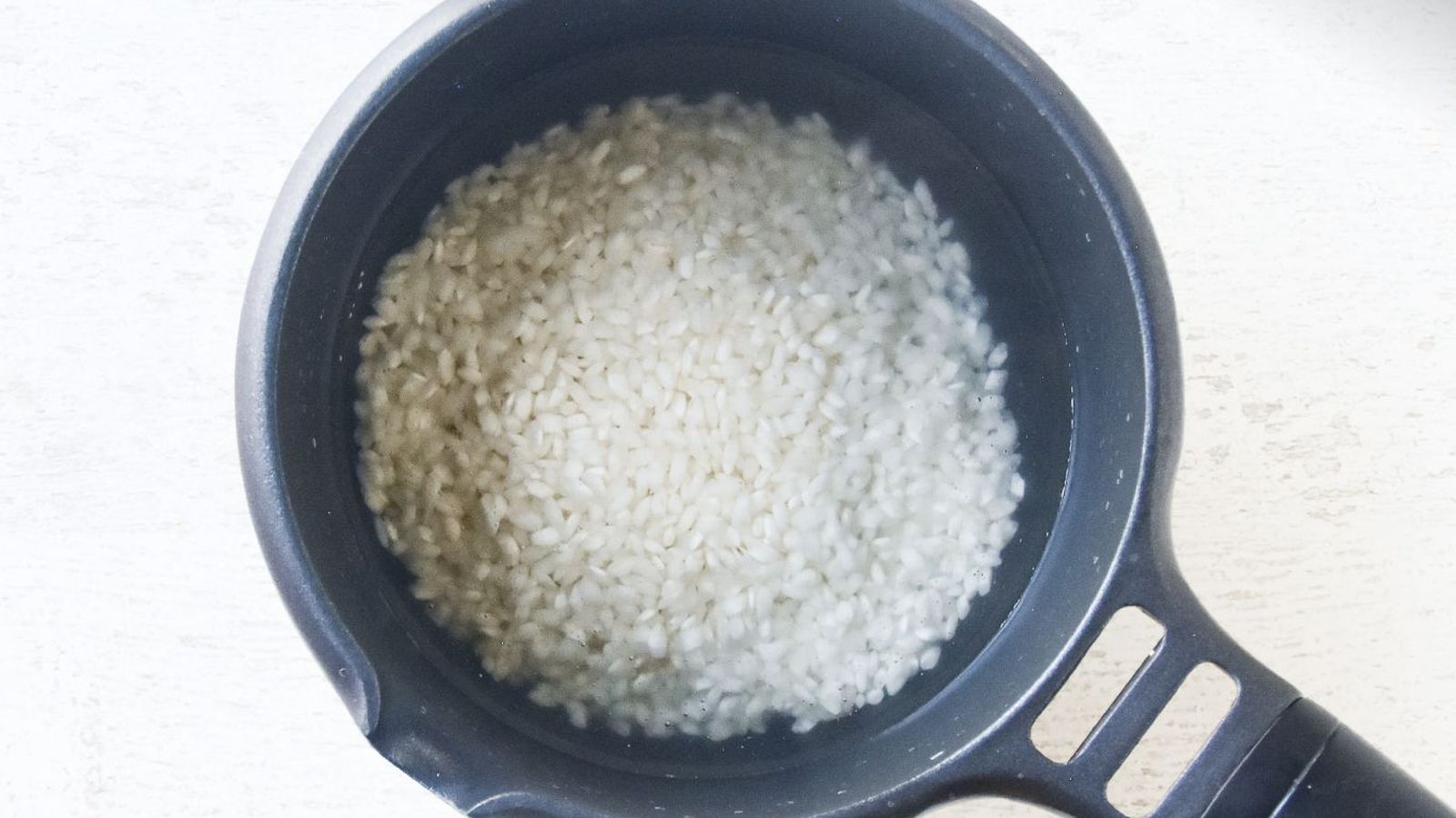 Arroz blanco en agua hirviendo