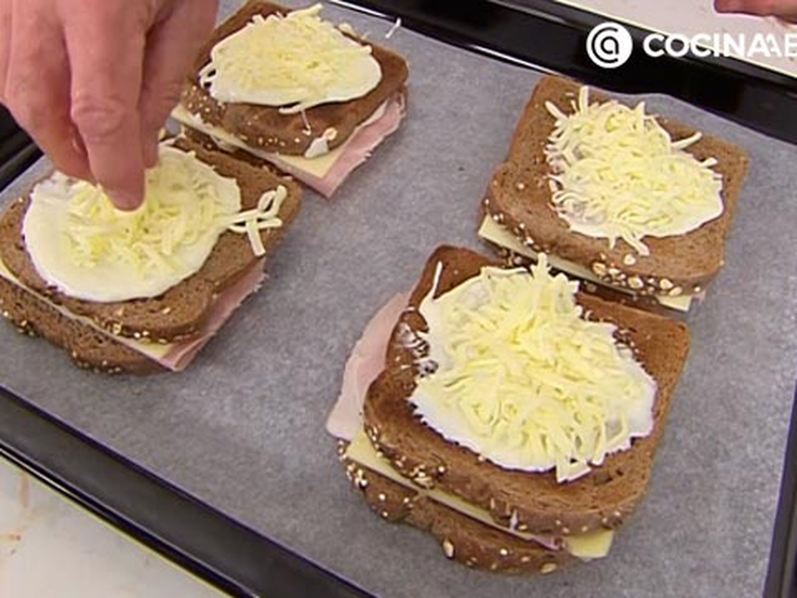 Espolvorea el queso rallado por encima para que se gratine en el horno sandwich frances croque madame gratinado con huevo receta karlos arguinano karl67600321 paso4