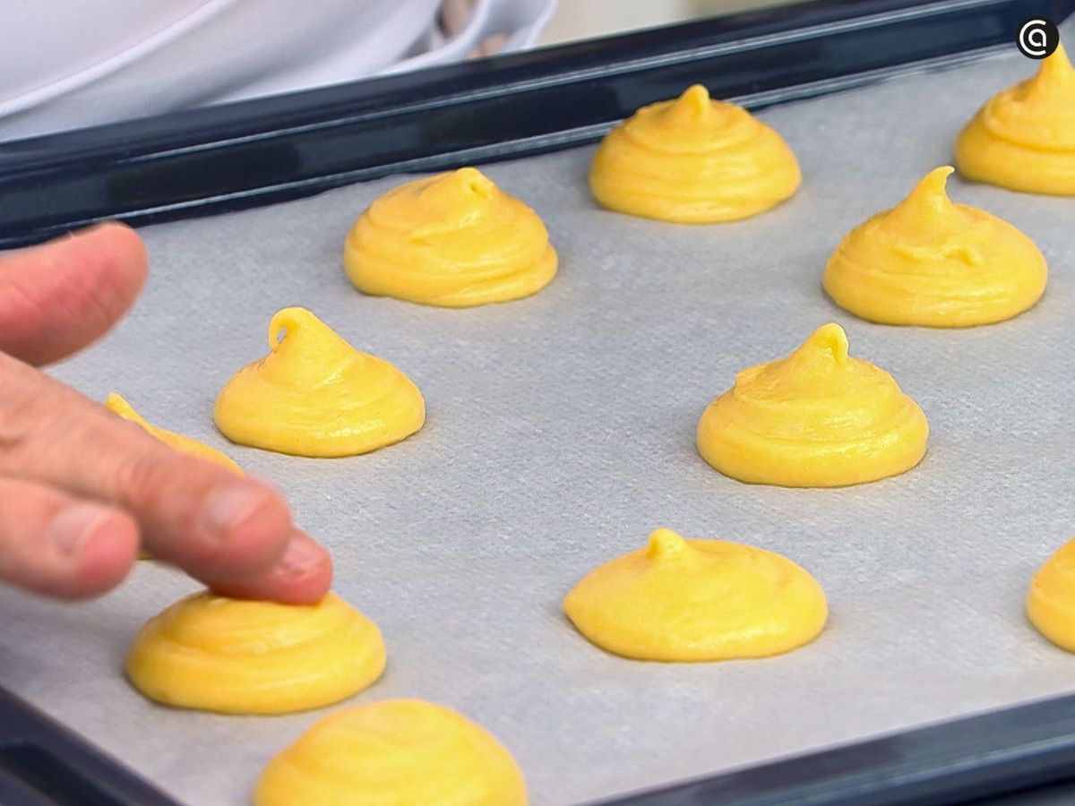 Prepara los profiteroles del Saint Honoré en una bandeja para hornear