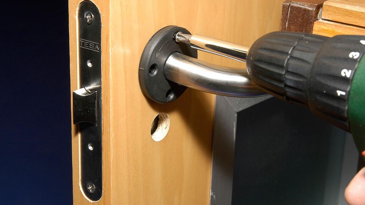 Cómo colocar cristales en una puerta de interior paso 10