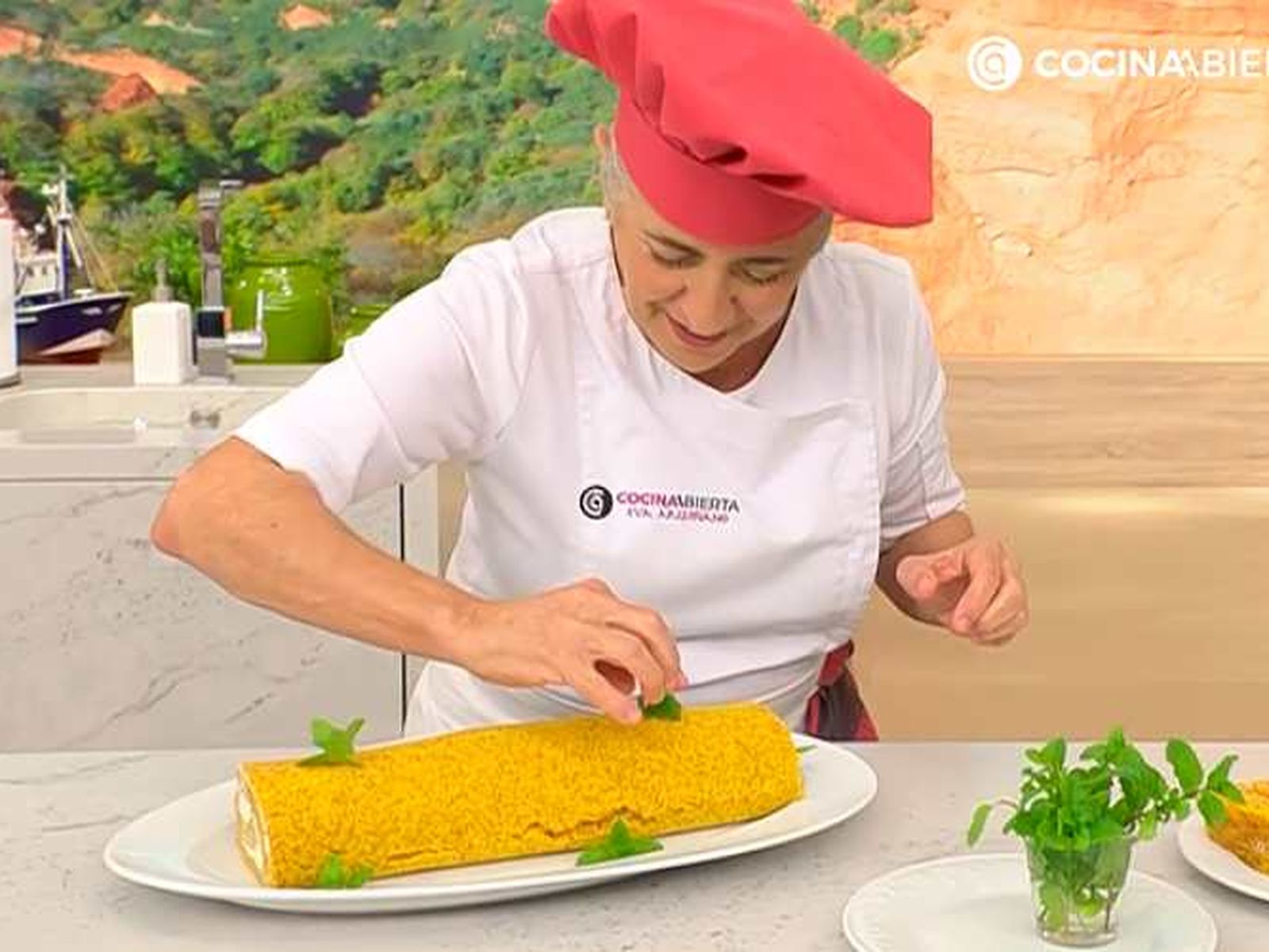 Eva Arguiñano decora el rollo de calabaza con hojas de menta Eva Arguiñano decora el rollo de calabaza con hojas de menta