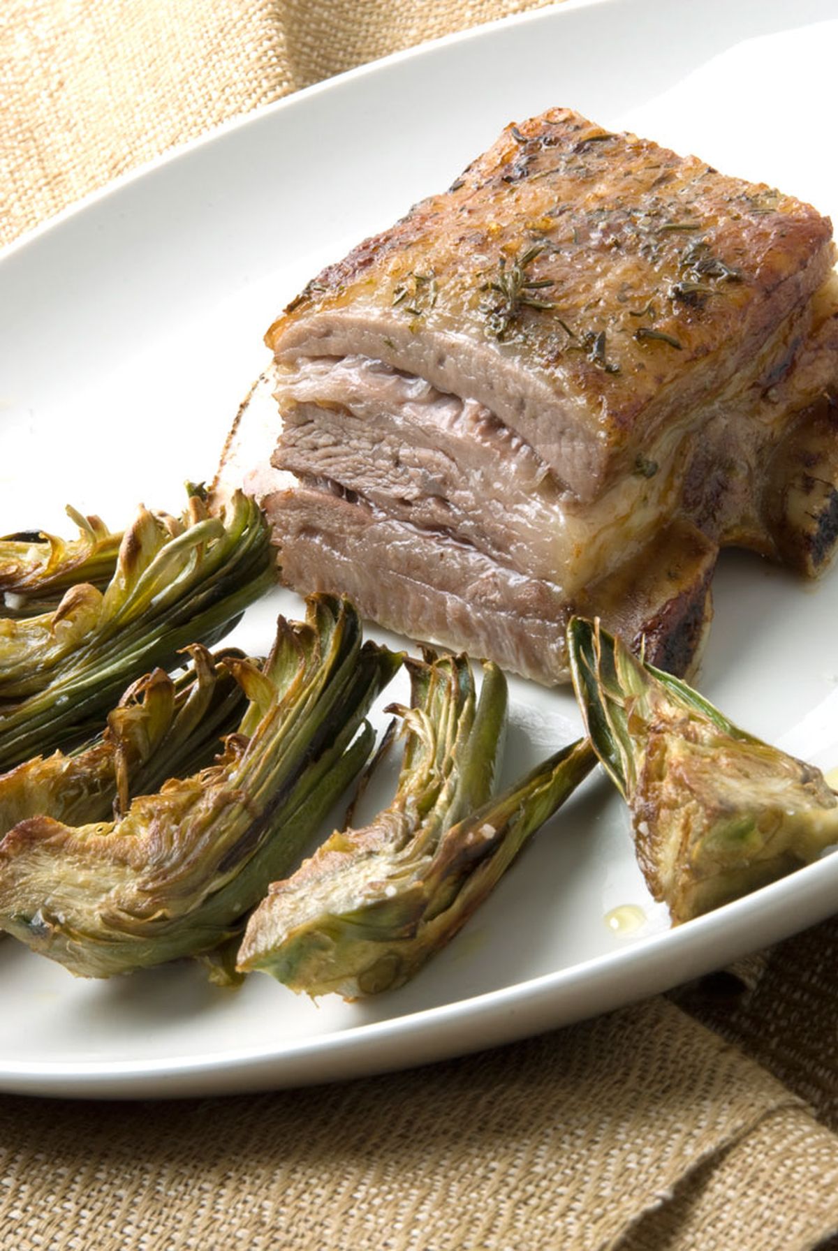 Costilla de ternera con alcachofas fritas