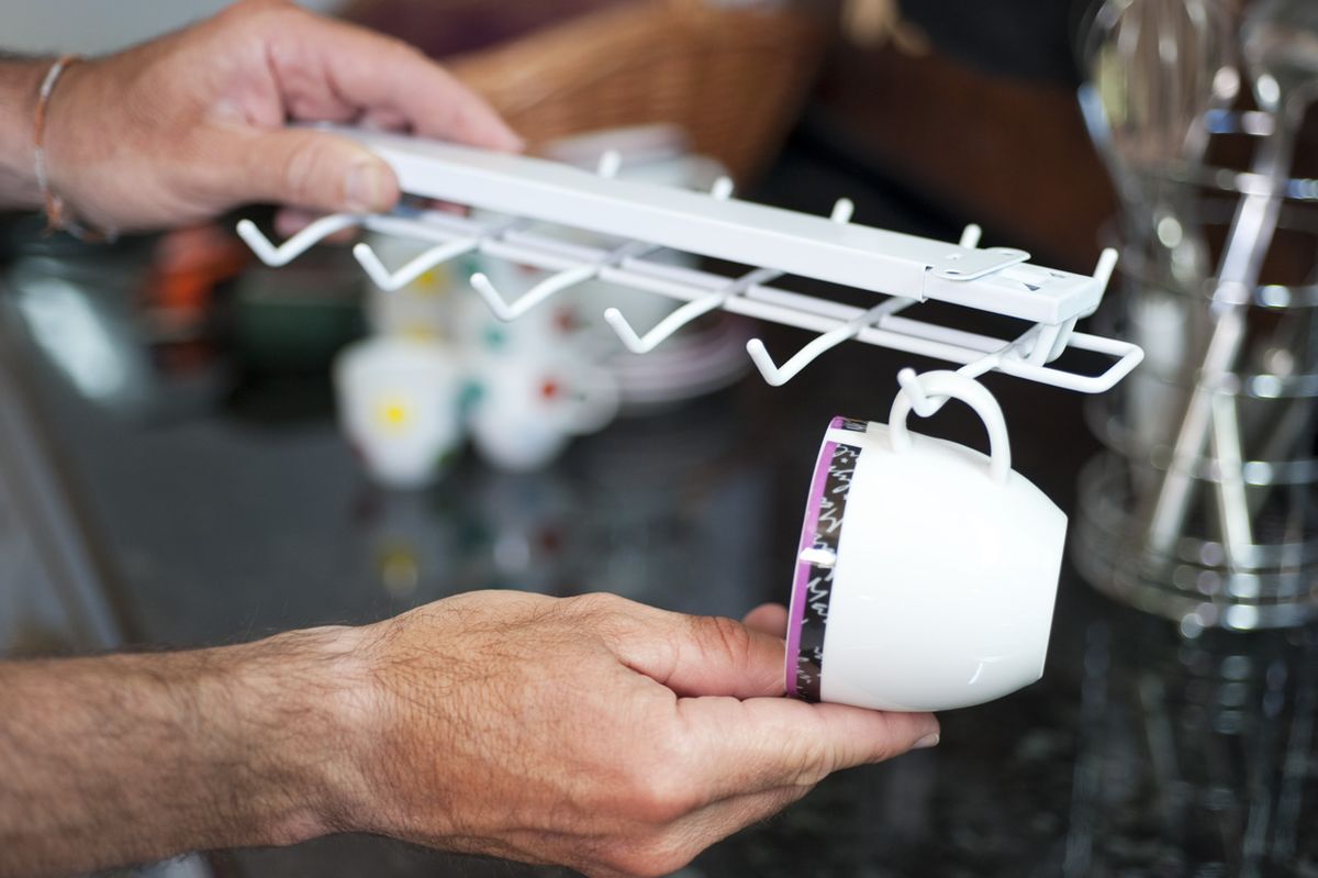 Brico 0653 2 Colocar cuelga tazas paso 3