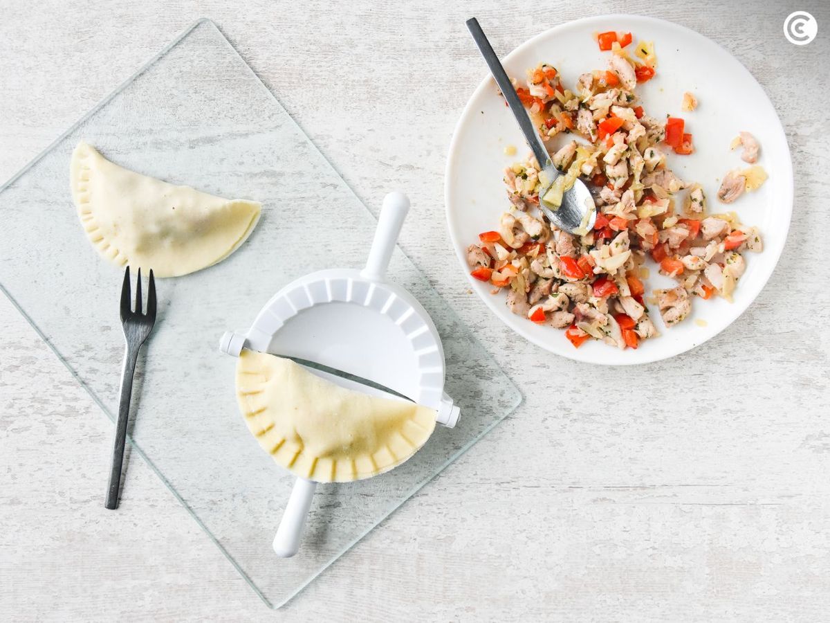 Cerrar bien las obleas de las empanadillas rellenas de pollo