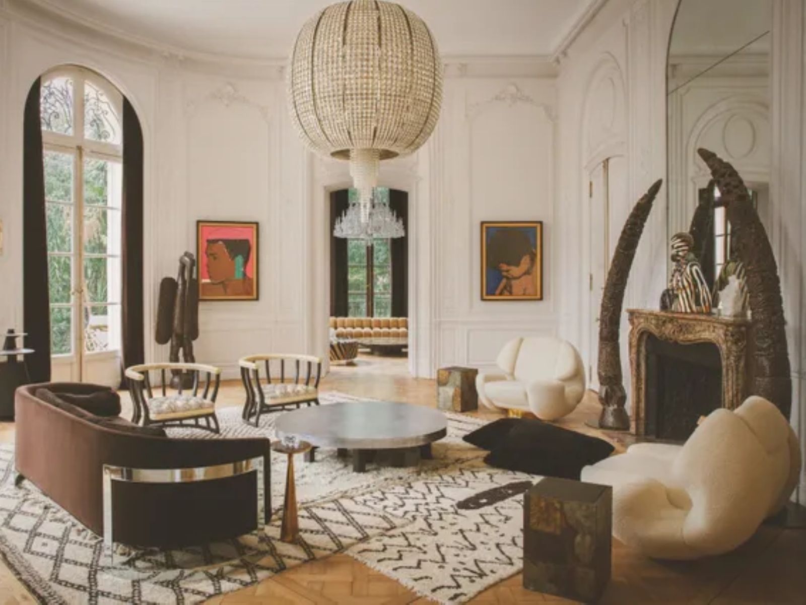 Salón con la primera lámpara que diseñó con su firma Kravitz Design Salón con la primera lámpara que diseñó con su firma Kravitz Design