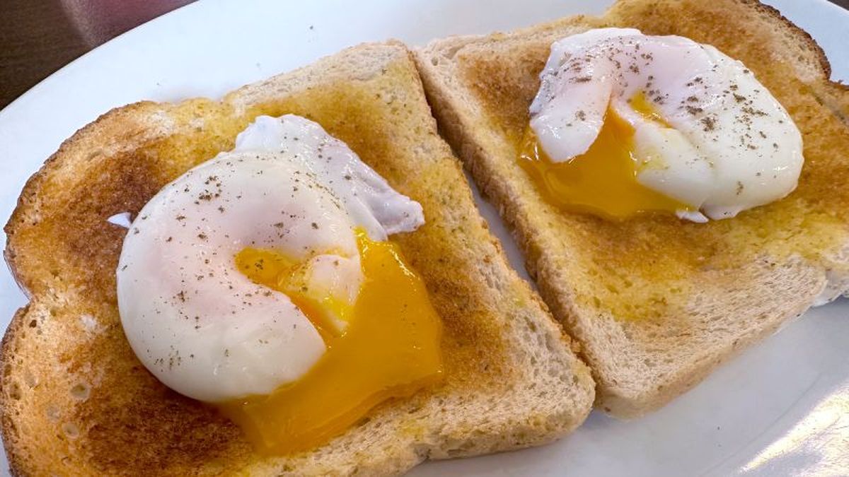 Huevos escalfados sobre tostadas