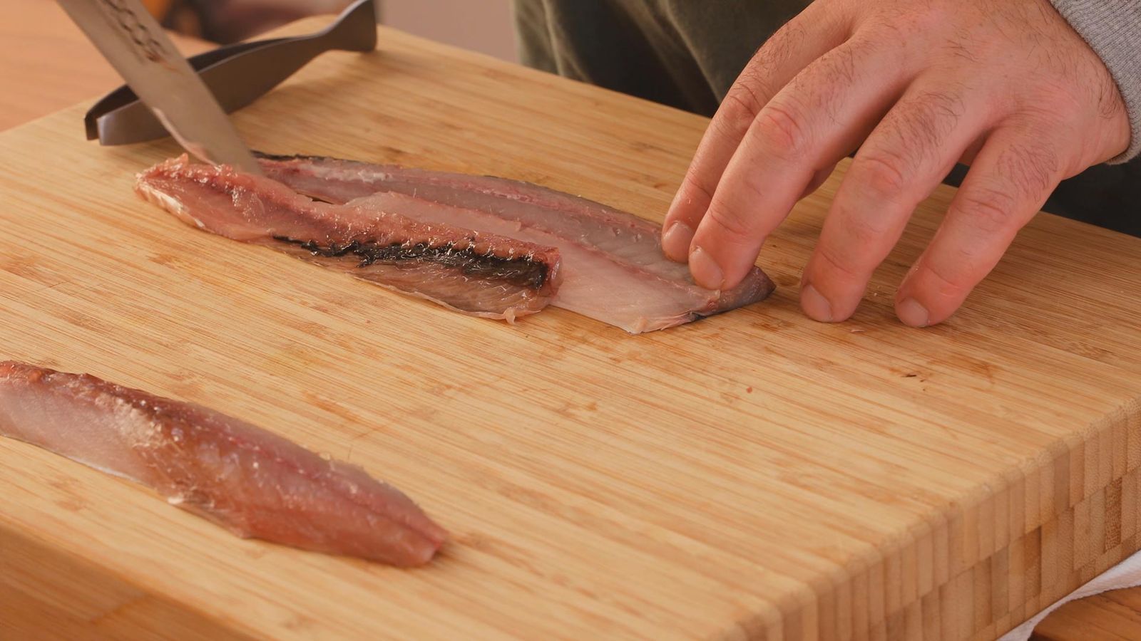 Limpia el pescado Caballa o verdel en escabeche Paso 2