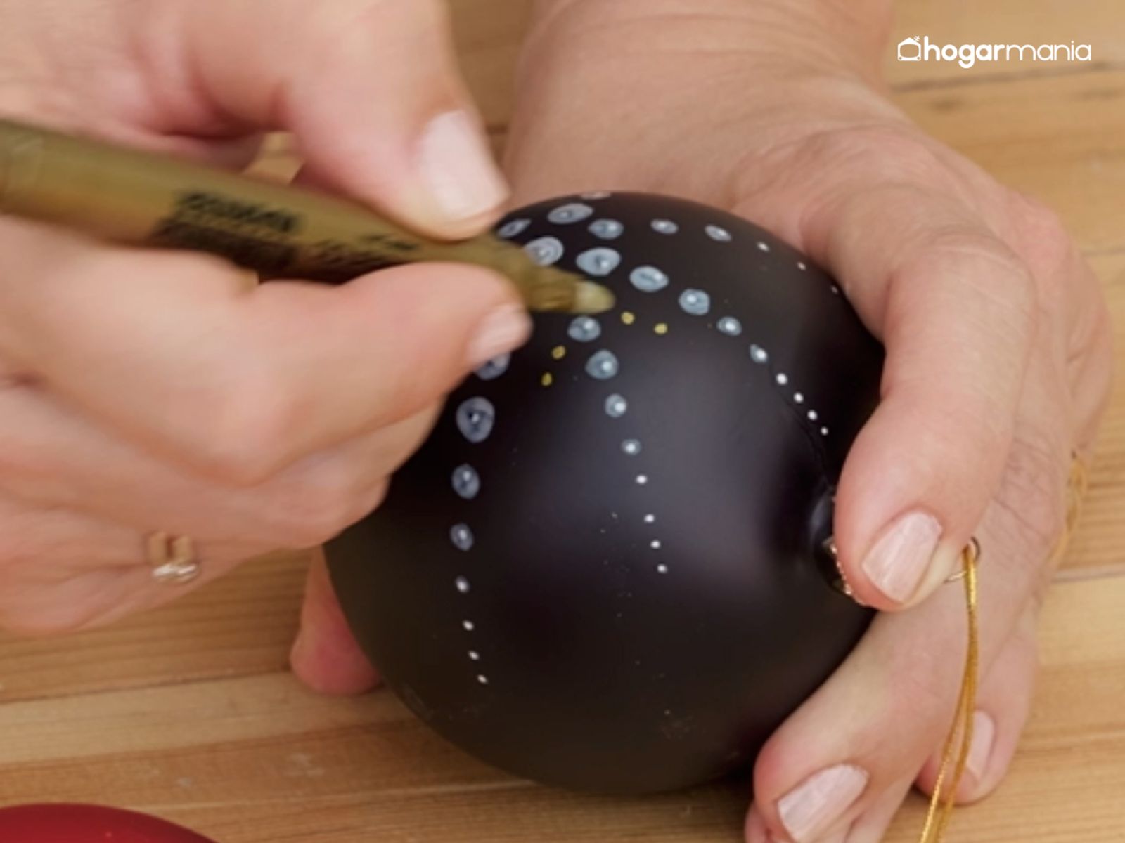 Unos detalles dorados añaden luz y convierten cualquier dibujo sencillo en un adorno más especial.