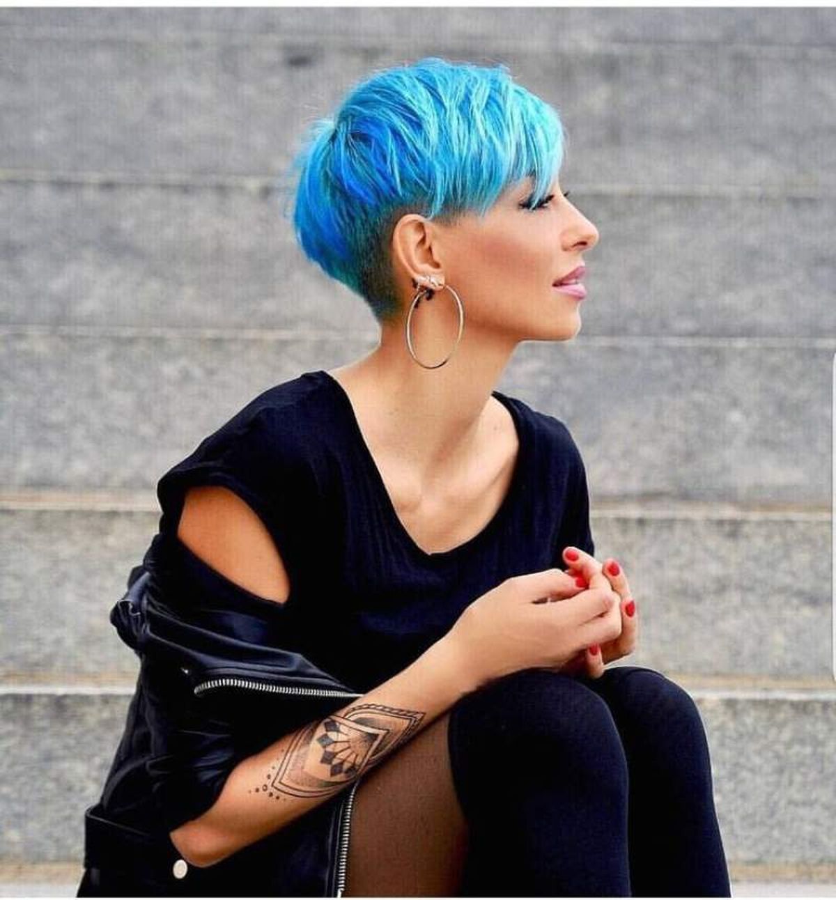 Cabello corto en varios tonos de azul
