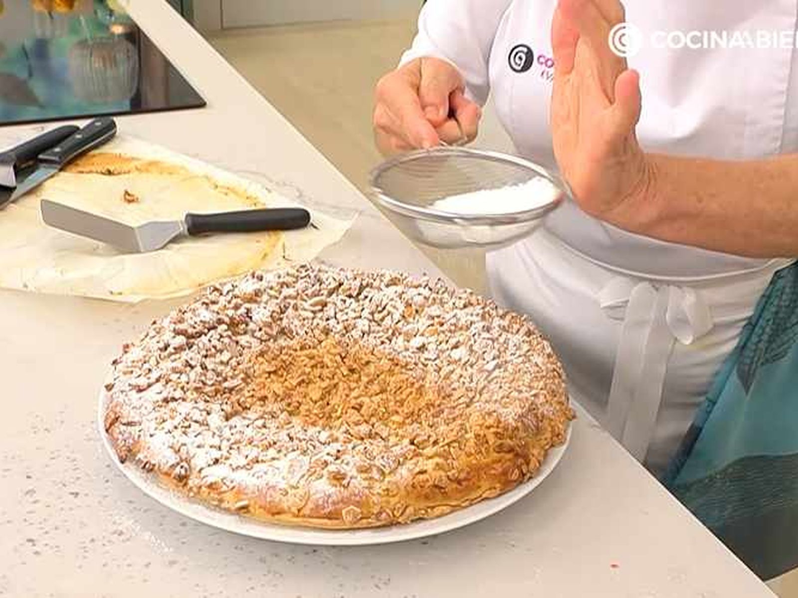 Espolvorea la pantxineta con azúcar glas Espolvorea la pantxineta con azúcar glas