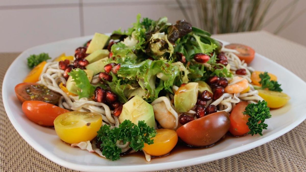 Ensalada templada de gulas y gambas con vinagreta de granada