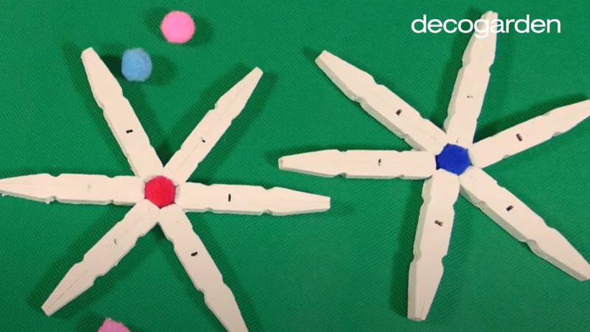 Estrellas de Navidad hechas con pinzas de madera.