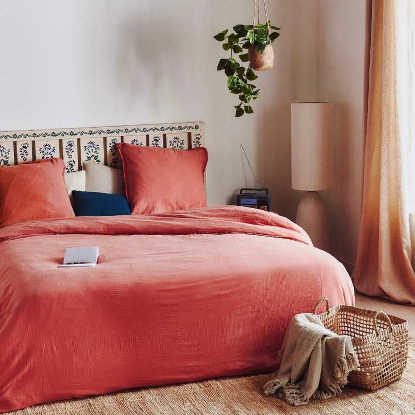 Cama con colcha coral de estilo provenzal. Cama con colcha coral de estilo provenzal.