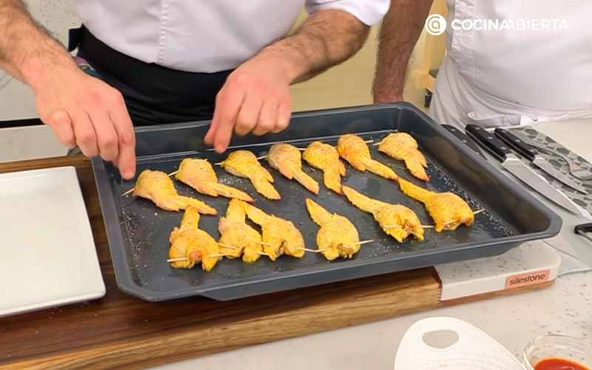 Hornea las alitas de pollo rellenas