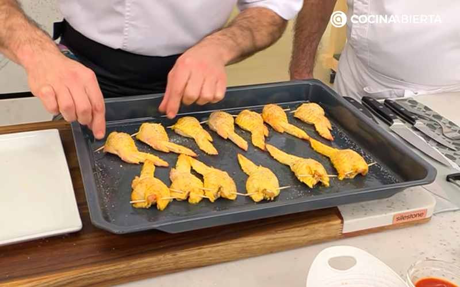 Hornea las alitas de pollo rellenas Hornea las alitas de pollo rellenas