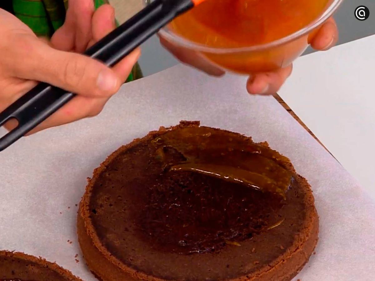 Pon una capa de mermelada de albaricoque