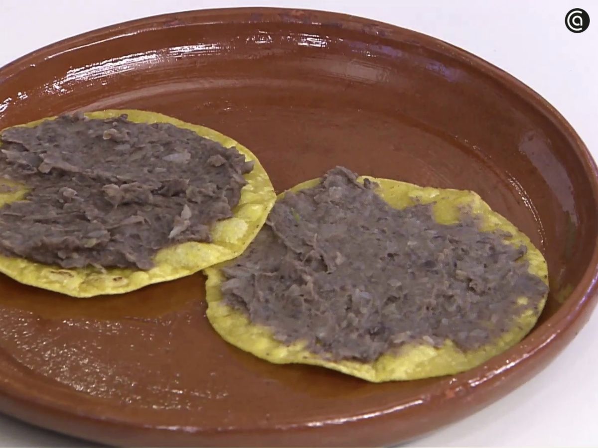 Unta las tortillas con los frijoles