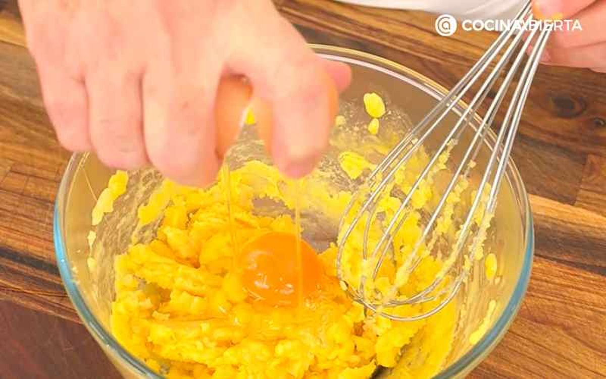 Añade huevo a la masa de los profiteroles