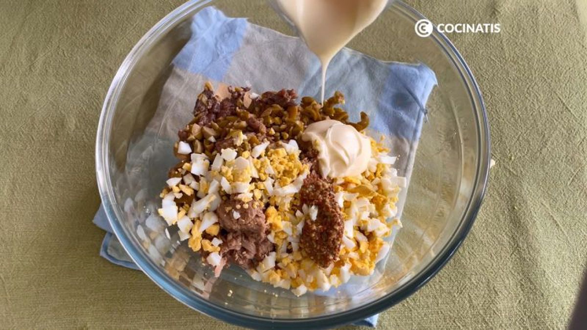 Preparamos la mezcla de atún para el relleno