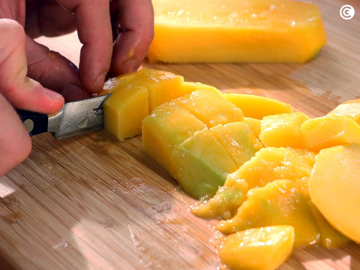 Cortar el mango para el lassi