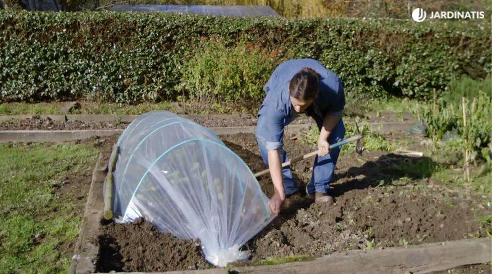 Cubre el otro lado del plástico con tierra Cubre el otro lado del plástico con tierra