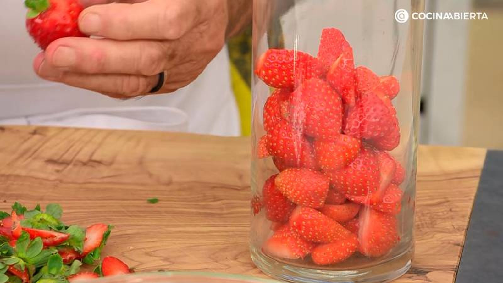Limpia las fresas y tritura con la batidora eléctrica Limpia las fresas y tritura con la batidora eléctrica