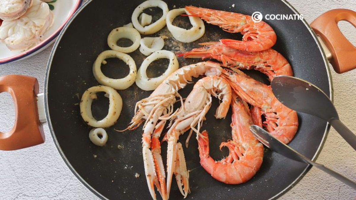 Doramos las anillas de calamar, los langostinos y las cigalas