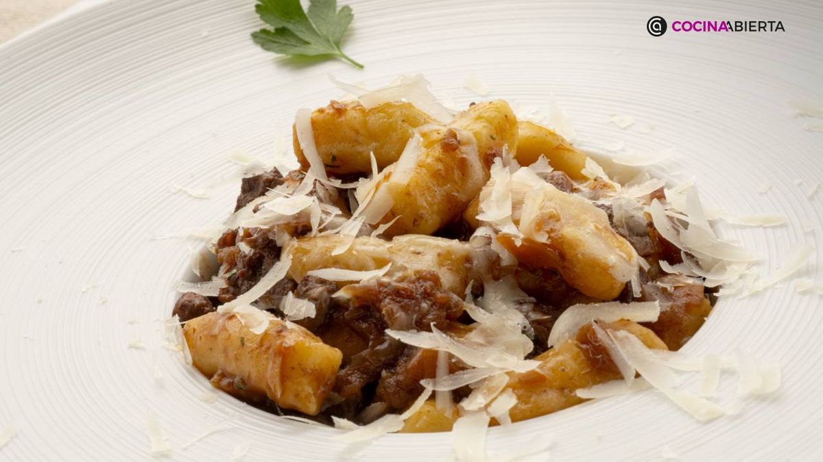 Ñoquis con carne y tomate