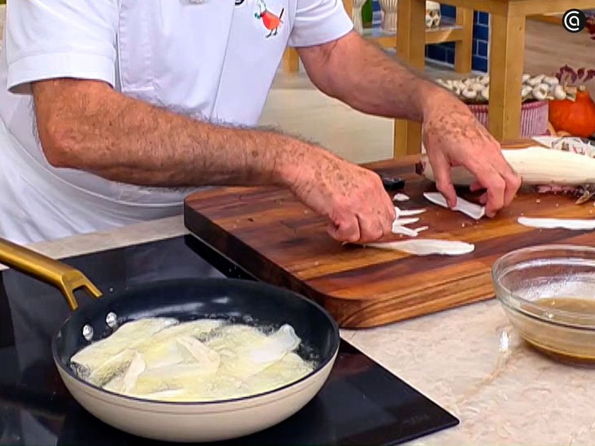 Preparar las chips de yuca para acompañar la dorada a la lima