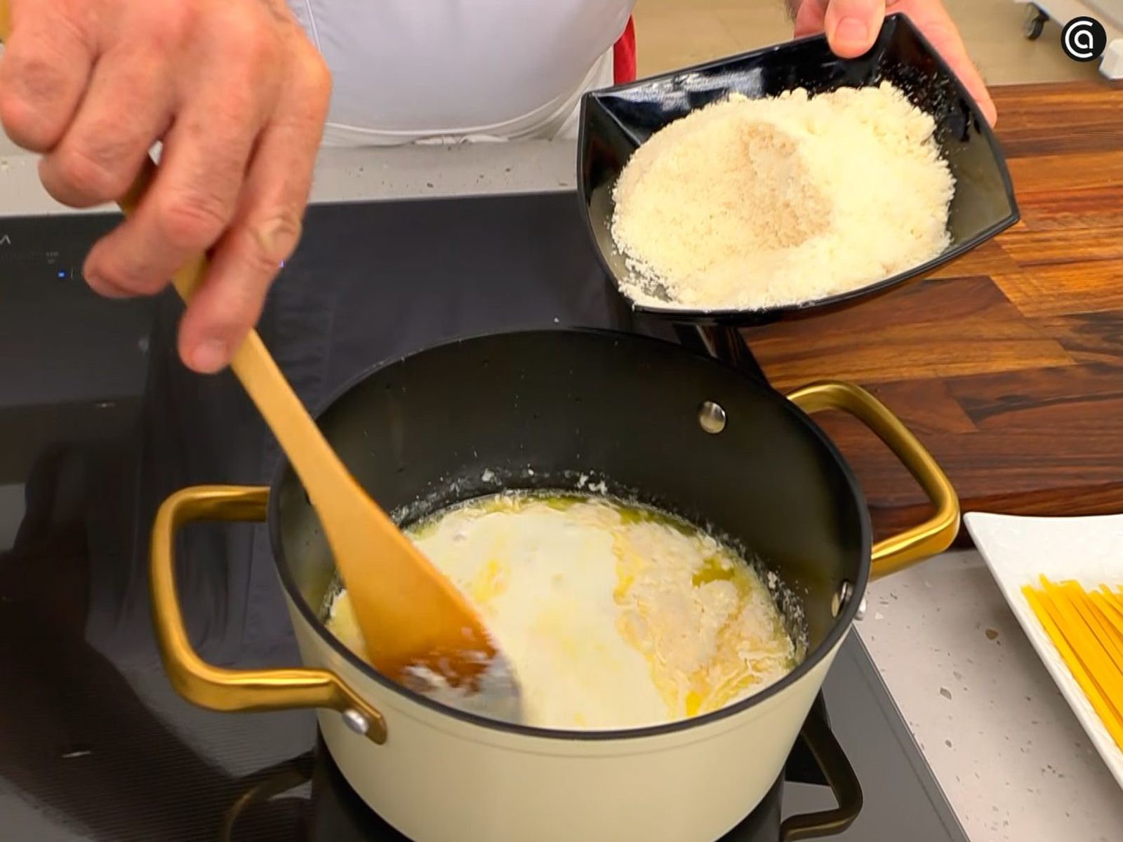 Haz la salsa Alfredo calentando mantequilla y nata, y añade parmesano