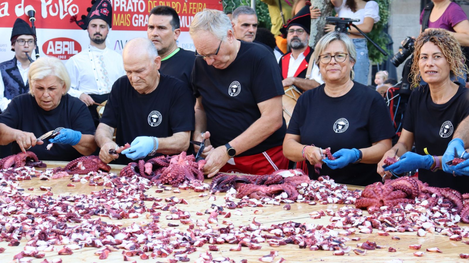 El momento clave de la fiesta: el pulpo recién cocido, listo para convertirse en ración.