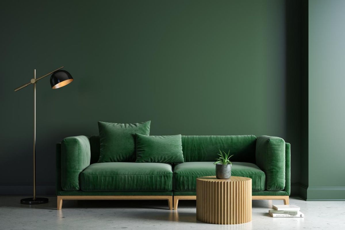 Sofá verde elegante en terciopelo.